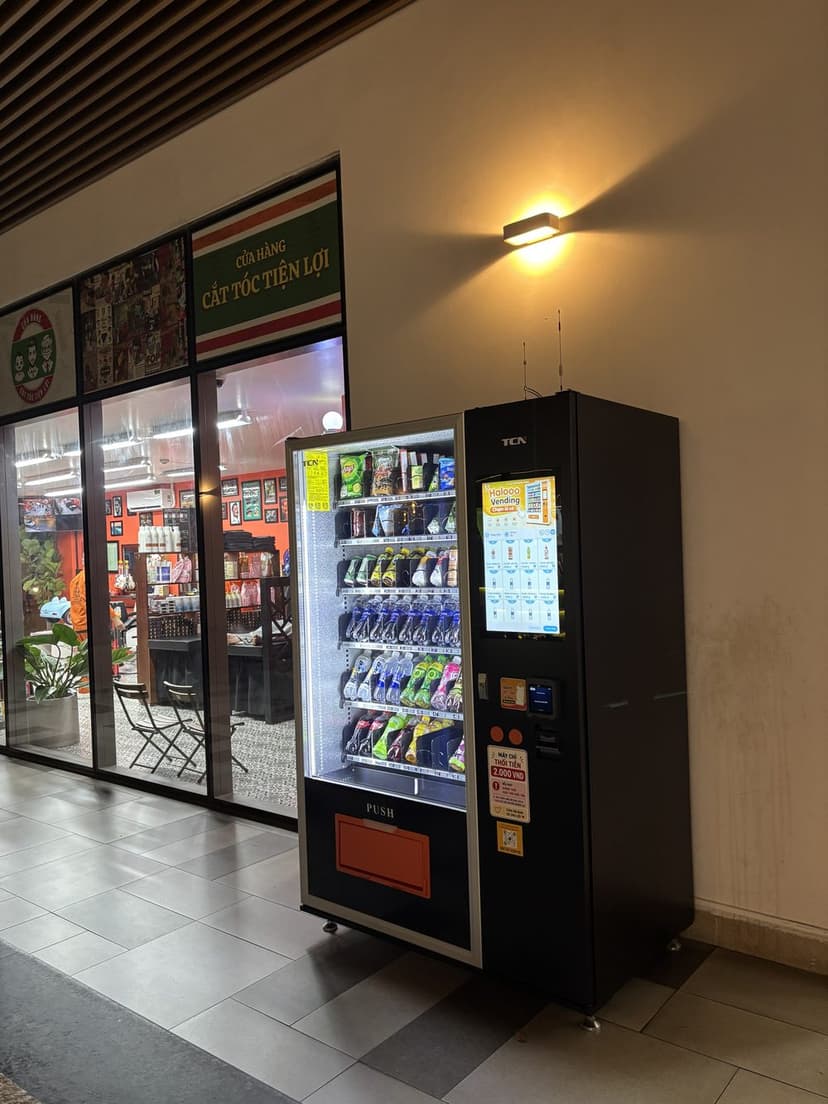 Máy bán hàng tự động Halooo Vending lắp đặt tại Hành lang khu dịch vụ